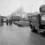 837117 Afbeelding van het plaatsen van een rongenwagen op een aanhangwagen van een vrachtauto ( Strassenroller ) te ...
